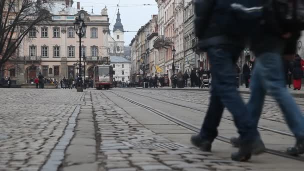 LVIV, UCRANIA - 28 de febrero de 2015 Lviv plaza central ocupada con peatones a pie y en tranvía — Vídeos de Stock