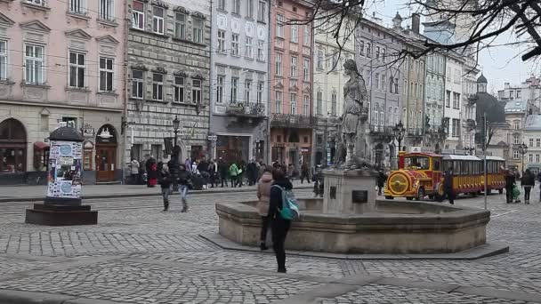 Львов, Украина - 28 февраля 2015 г. Центральная площадь Львова занята пешеходными и трамвайными прогулками — стоковое видео