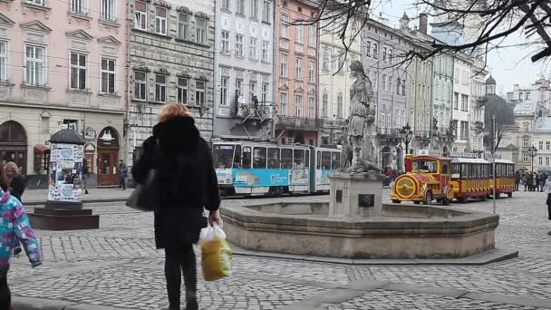 Lviv, Ukraina - 28 februari 2015 Lviv central square upptagen med fotgängare gå och spårvagn ridning — Stockvideo