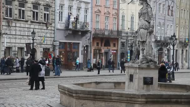 Lviv, Oekraïne - 28 februari 2015 Lviv centrale plein bezig met voetgangers lopen en tram rijden — Stockvideo