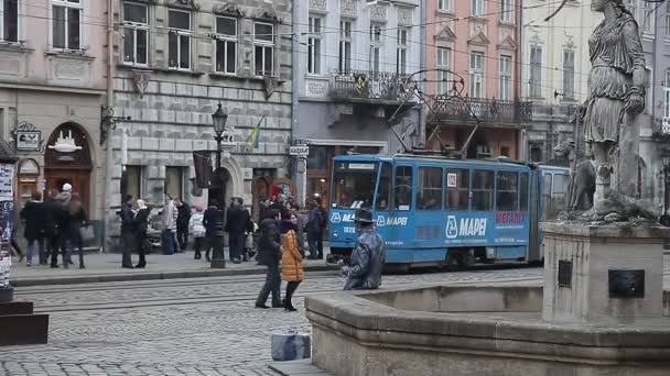 Lviv, Oekraïne - 28 februari 2015 Lviv centrale plein bezig met voetgangers lopen en tram rijden — Stockvideo