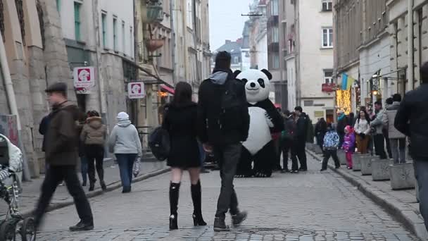 LVIV, UCRANIA - 28 de febrero de 2015 Gran oso panda entreteniendo a niños y peatones en el centro de Lviv — Vídeo de stock