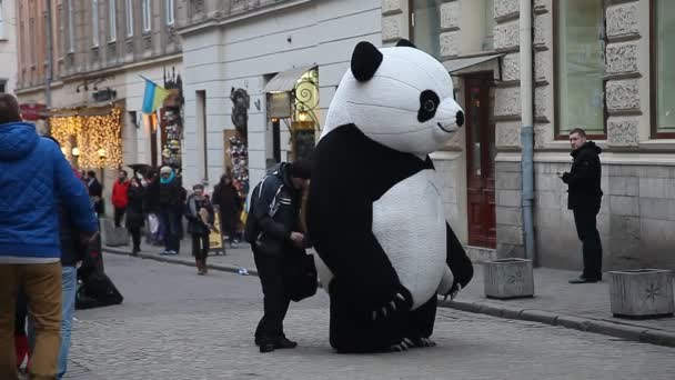 Lwów, Ukraina - 28 lutego 2015 duży Miś panda zabawy dzieci i pieszych centrum Lwowa — Wideo stockowe