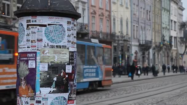 Lviv, Ukraina - 28 februari 2015 Lviv central square upptagen med fotgängare gå och spårvagn ridning — Stockvideo