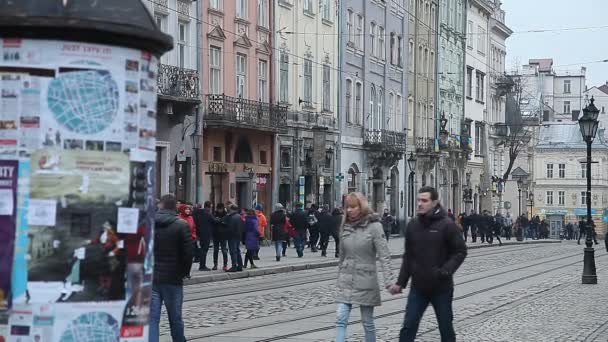 Lviv, Ukraina - 28 februari 2015 Lviv central square upptagen med fotgängare gå och spårvagn ridning — Stockvideo