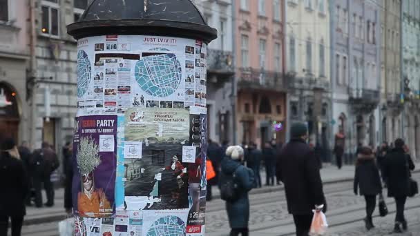 Lwów, Ukraina - 28 lutego 2015 r. Lwów Centralny plac zajęty z pieszych chodzenie i jazda tramwajem — Wideo stockowe