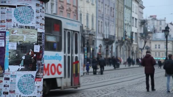 Lviv, Oekraïne - 28 februari 2015 Lviv centrale plein bezig met voetgangers lopen en tram rijden — Stockvideo