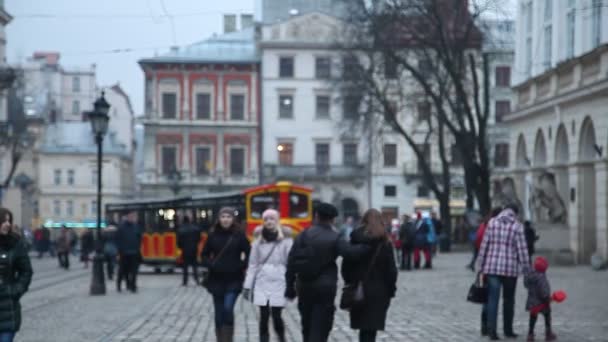 2015 年 2 月 28 日在乌克兰-利沃夫利沃夫中央广场忙着行走的行人和骑电车 — 图库视频影像