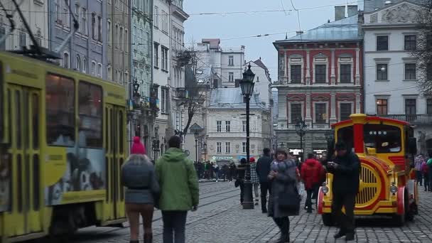 Lviv, Oekraïne - 28 februari 2015 Lviv centrale plein bezig met voetgangers lopen en tram rijden — Stockvideo