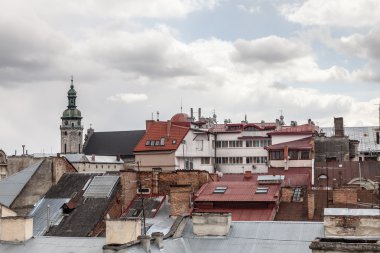 eski çatılar, lviv arasında yüksek kule