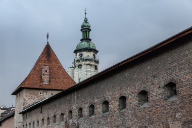 Antik kentin duvarın üzerinden Dominik kilise kule