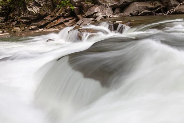 Vreedzame vloeiende stream in Bergen — Stockfoto