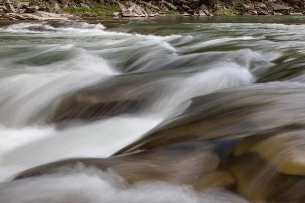 Friedlich fließender Fluss in den Bergen — Stockfoto