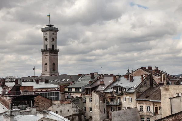 Menara tinggi di antara atap tua, Lviv — Stok Foto