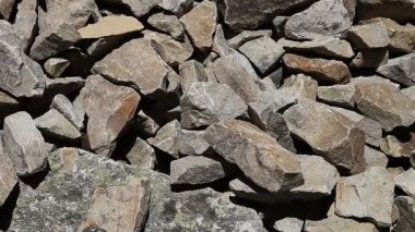 Kuru sert dağ kayayığını