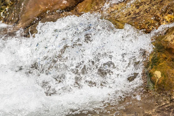 Closeup snelle wateren van de rivier sterke — Stockfoto