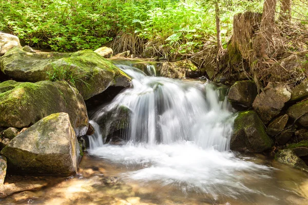 Kaskadierende Wasserfall Nahaufnahme sehr glattes Wasser mit nassen Felsen — Stockfoto