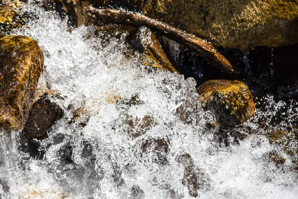 Крупный план бурные воды реки сильный — стоковое фото