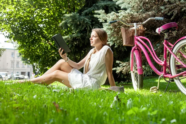 Mujer lee libro en el parque de la ciudad —  Fotos de Stock