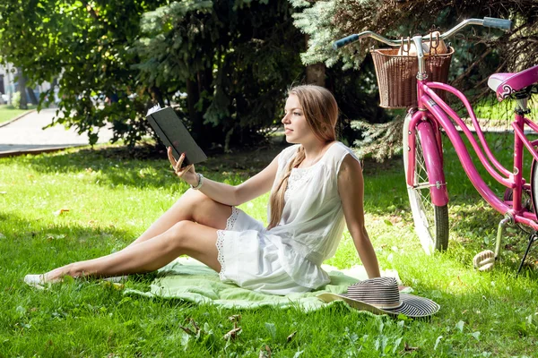 Vrouw leest boek in stadspark — Stockfoto