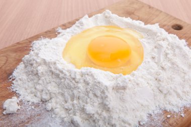 Yumurta beyazı ve sarısı katta mutfak masasında