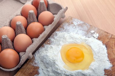 Yumurta beyazı ve sarısı katta mutfak masasında