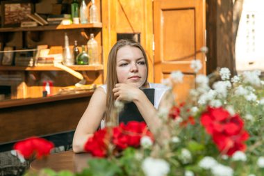 kız yaz terasında oturup ve kitap okuma