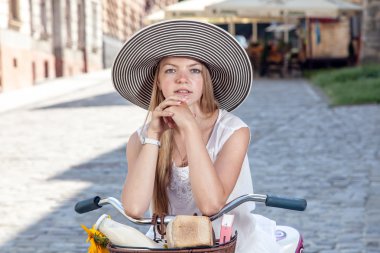 kadın sokakta poz alışveriş sepeti ile pembe bisikletle