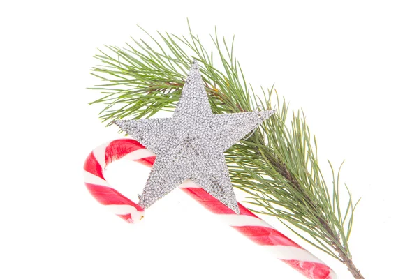 Weihnachtsbonbons und Stern auf weißem Hintergrund — Stockfoto