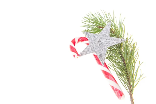 Weihnachtsbonbons und Stern auf weißem Hintergrund — Stockfoto