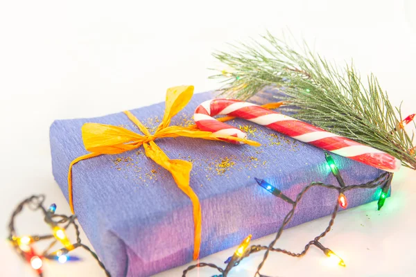 Рождественские подарки и декор на белом фоне — стоковое фото