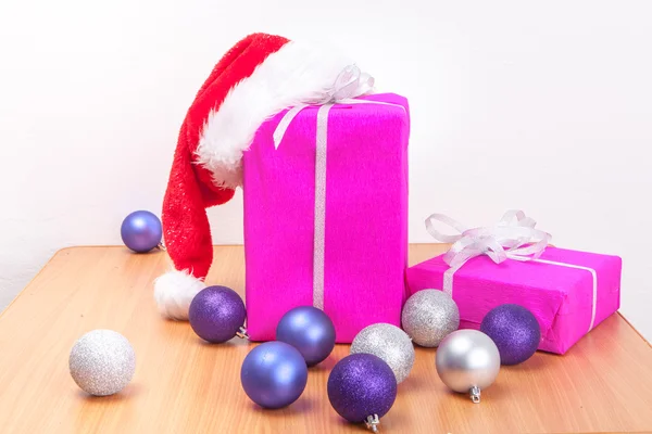 Рождественские подарки и декор на столе — стоковое фото