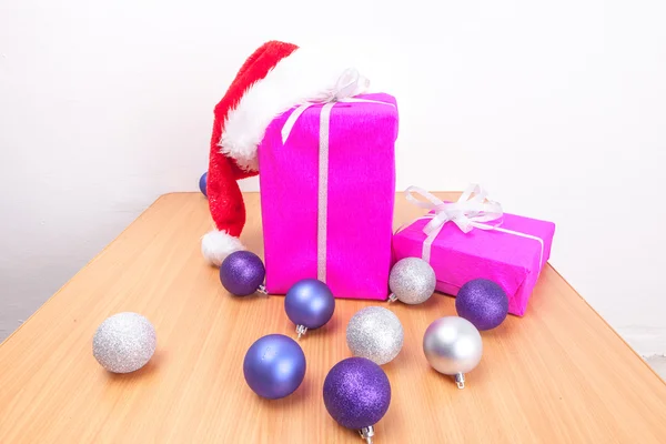 Karácsonyi ajándékok és a táblában dekor — Stock Fotó