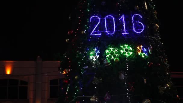 2016 teken aangestoken op verlichte kerstboom — Stockvideo