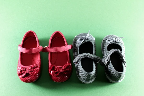 Due paia di scarpe per bambini — Foto Stock