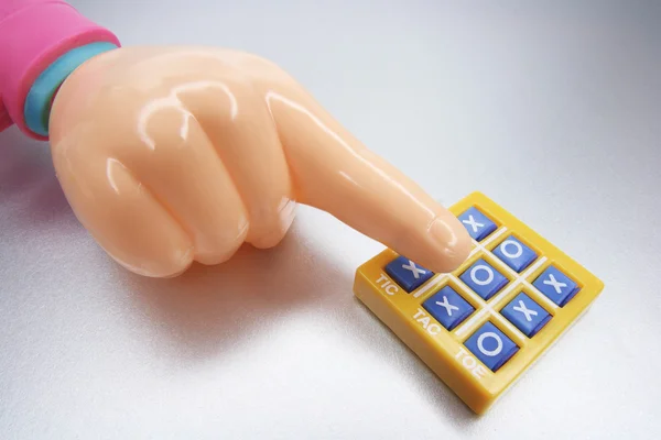 Mână de plastic și Tic Tac Toe Game — Fotografie, imagine de stoc