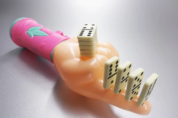 Plastová ruka s Domino — Stock fotografie