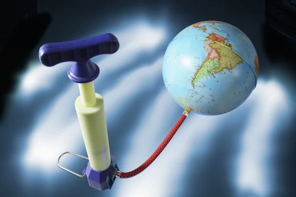 Dünya için ekli minyatür pompa — Stok fotoğraf