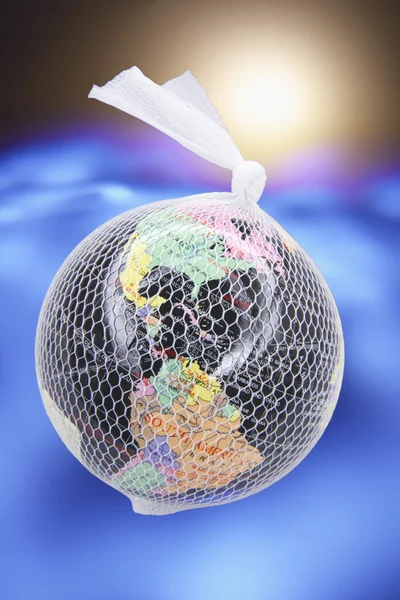 Globus mit weichem Netzmaterial umwickelt — Stockfoto