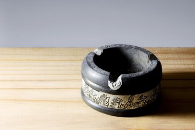 Boş seramik küllük