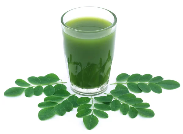 Moringa leaves with extract — Stock Photo, Image