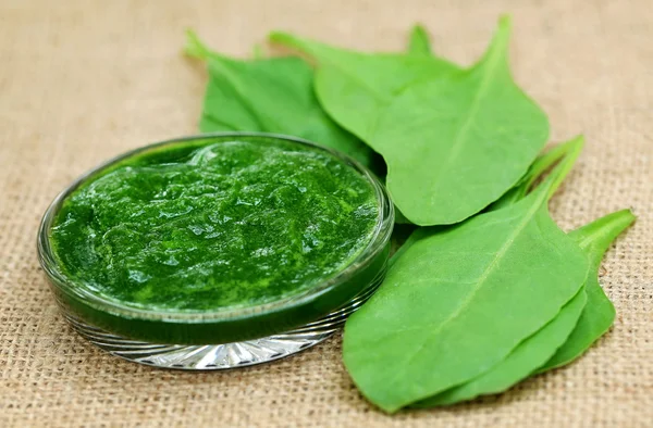 Puré de espinacas en un tazón de yute — Foto de Stock