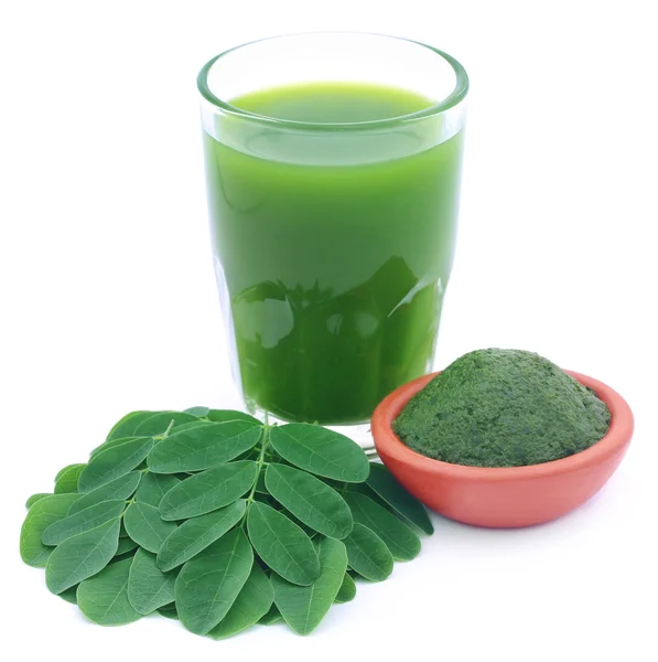 Moringa bladeren met extract in — Stockfoto