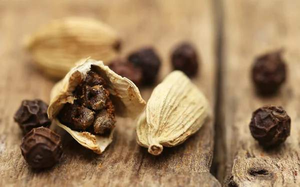 Cardamom seeds with black pepper — Stock Photo, Image