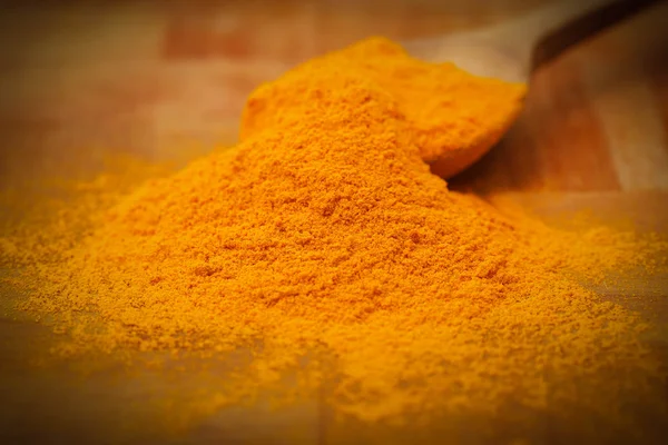 Gemalen tumeric in een lepel — Stockfoto