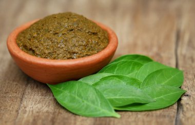 Ayurveda kına ile hamur bırakır