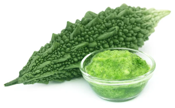 Grön momodica med pasta i en skål — Stockfoto