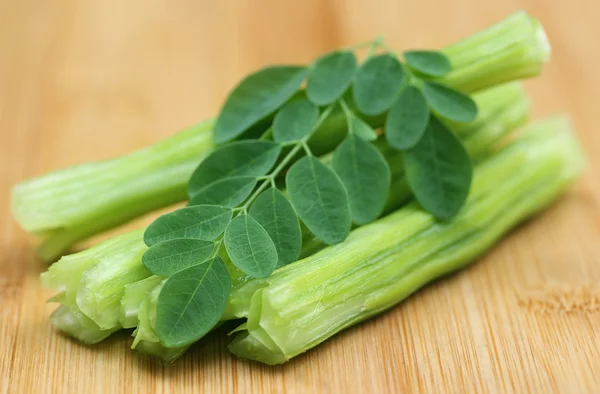 Tıbbi moringa oleifera yaprakları ile — Stok fotoğraf