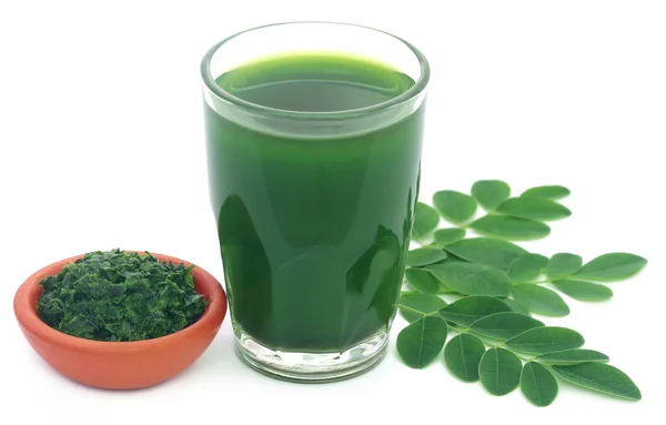 Moringa blad med utdrag i ett glas — Stockfoto