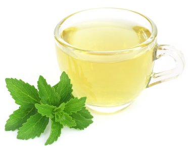 Stevia ile bir fincan bitkisel çay yaprakları